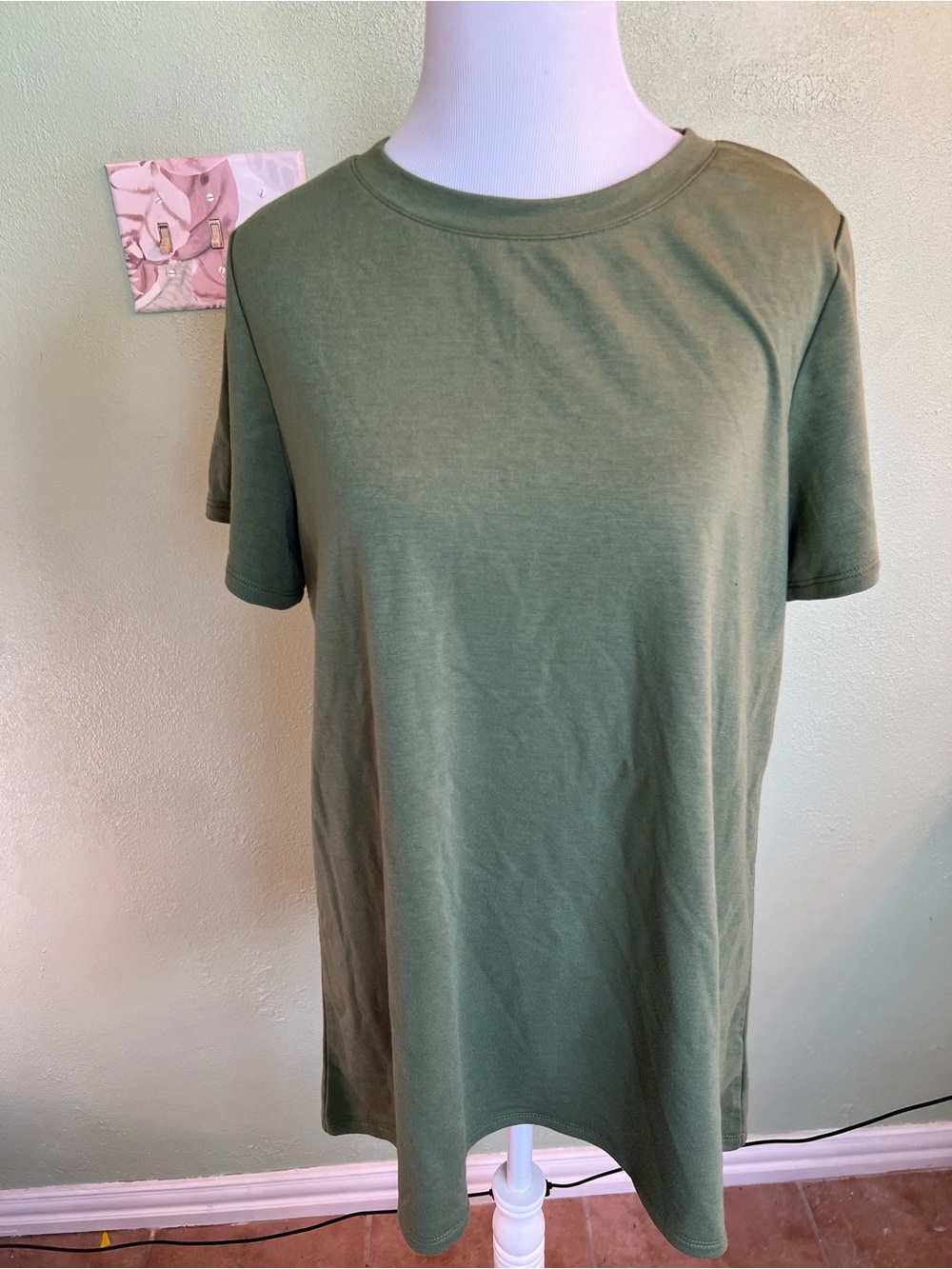 Crown and Ivy Olive Green Women's Crewneck Tee